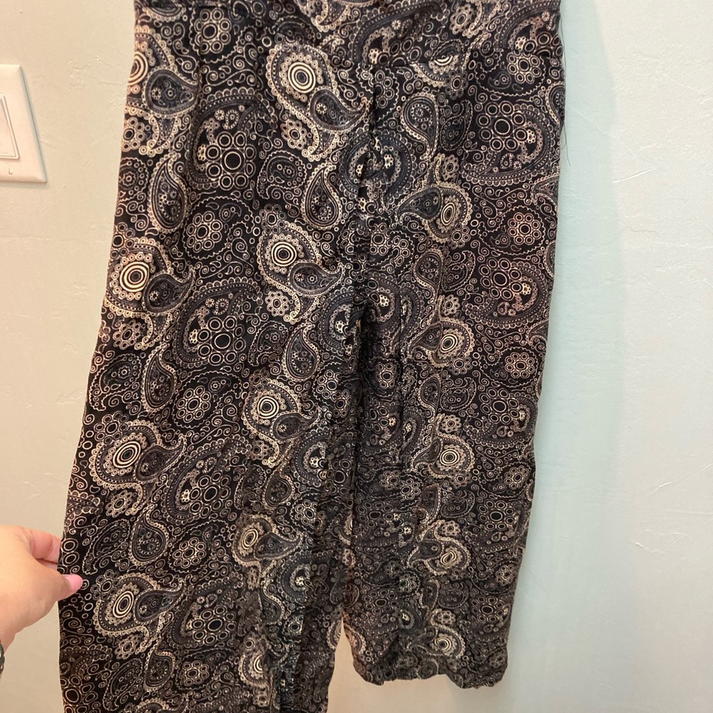 Cute wide pants (culottes)/gauchos with Paisley design